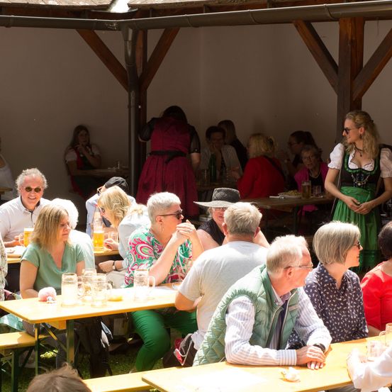 Bild enthält, Indoors, Restaurant, Cafeteria, Plywood, Wood, Food Court, Adult, Female, Person, Woman