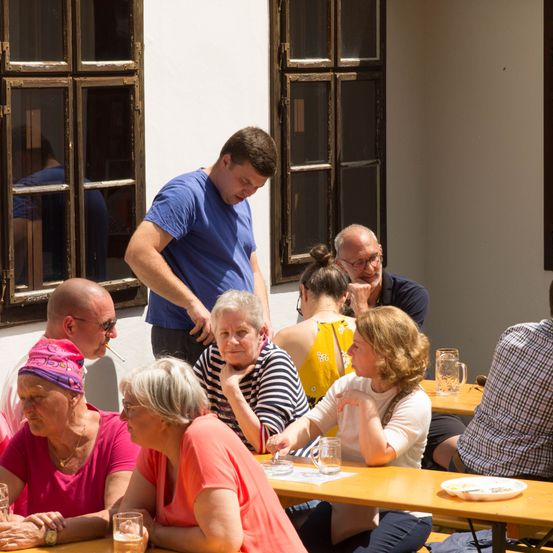 Bild enthält, Restaurant, Adult, Female, Person, Woman, Plywood, Wood, Cafeteria, People, Man