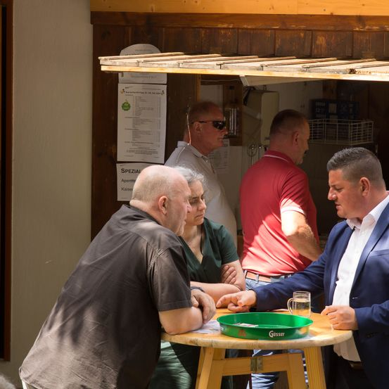 Bild enthält, Plywood, Wood, Adult, Male, Man, Person, Indoors, Restaurant, Face, Glasses