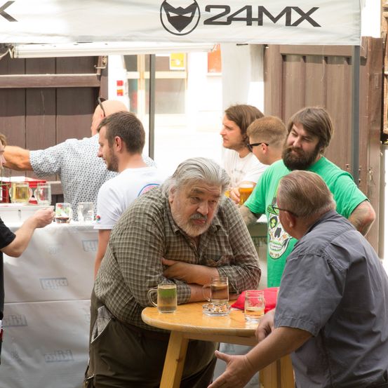 Bild enthält, Plywood, Wood, Indoors, Restaurant, Adult, Male, Man, Person, Cafeteria, Jeans