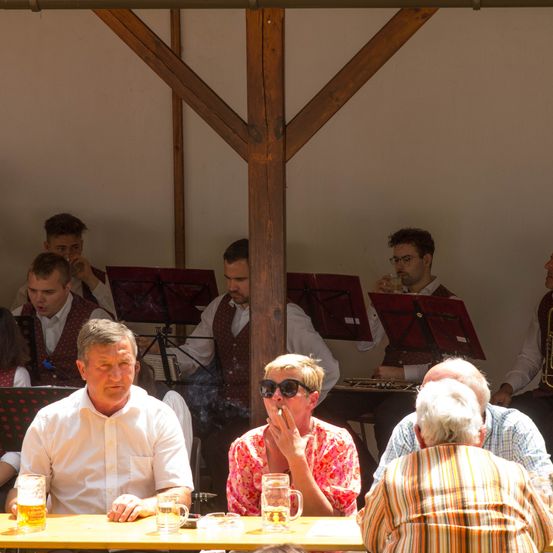 Bild enthält, Indoors, Restaurant, Adult, Male, Man, Person, Plywood, Wood, Cafeteria, Face