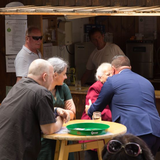 Bild enthält, Plywood, Wood, Restaurant, Adult, Male, Man, Person, Sunglasses, Pub, Face
