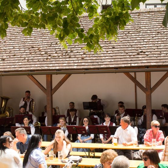 Bild enthält, Indoors, Restaurant, Cafeteria, Adult, Female, Person, Woman, Male, Man, Face