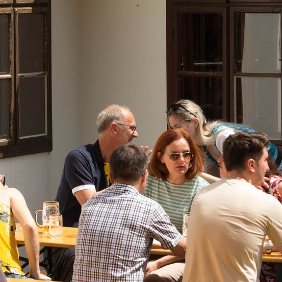 Bild enthält, Restaurant, Plywood, Wood, Adult, Female, Person, Woman, Cafeteria, Male, Man