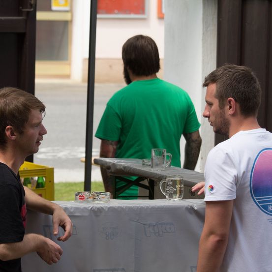 Bild enthält, T-Shirt, Shorts, Person, Adult, Male, Man, Shirt, Boy, Child, Face