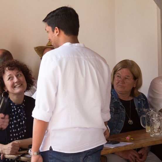 Bild enthält, Plywood, Wood, Adult, Female, Person, Woman, Linen, Male, Man, Glass