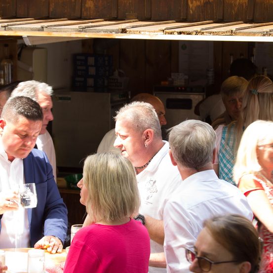 Bild enthält, Restaurant, Food Court, Cafeteria, Adult, Female, Person, Woman, Pub, Male, Man