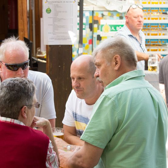 Bild enthält, Sunglasses, Plywood, Wood, Jeans, Adult, Male, Man, Person, Shop, Face