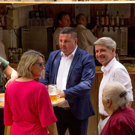 Bild enthält, Bar Counter, Pub, Restaurant, Plywood, Wood, Adult, Female, Person, Woman, Man