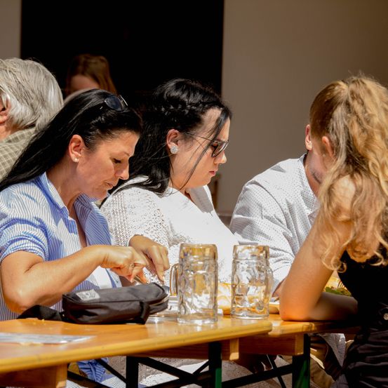 Bild enthält, Indoors, Restaurant, Cafeteria, Adult, Female, Person, Woman, Male, Man, Face