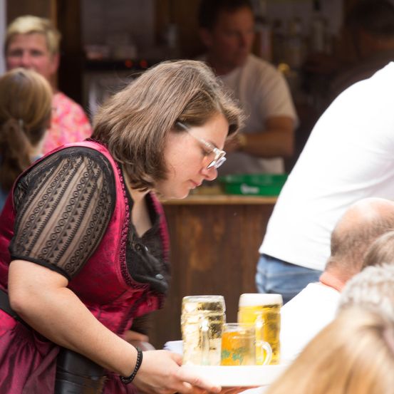 Bild enthält, Restaurant, Pub, Beer, Adult, Male, Man, Person, Female, Woman, Glass