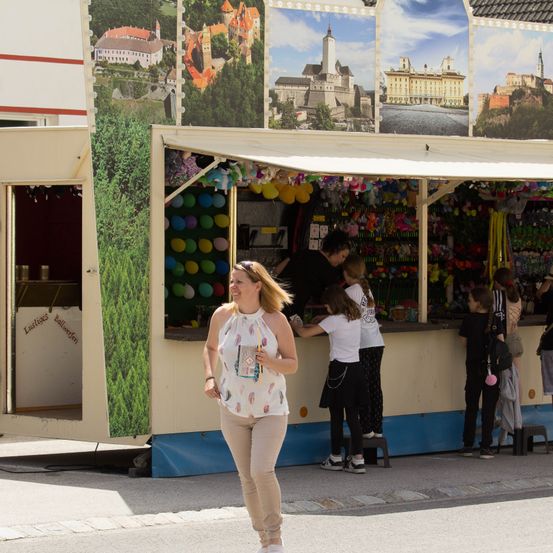 Bild enthält, Kiosk, Shorts, Person, Handbag, Jeans, Pants, Shoe, Building, Dress, Face