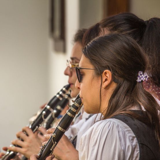 Bild enthält, Person, Accessories, Sunglasses, Musical Instrument, Oboe, Clarinet, Face, Head, Coat, Glasses