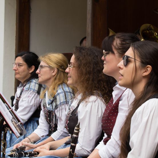Bild enthält, Person, Adult, Female, Woman, Musical Instrument, Tuba, Group Performance, Face, Glasses, Oboe