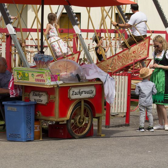Bild enthält, Shorts, Person, Child, Female, Girl, Adult, Male, Man, Jeans, Wheel