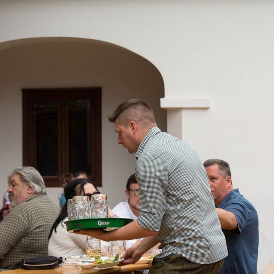 Bild enthält, Indoors, Restaurant, Cafeteria, Plywood, Wood, Adult, Male, Man, Person, Woman