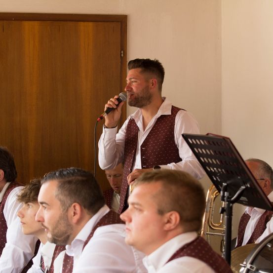 Bild enthält, Microphone, Adult, Male, Man, Person, Face, Shirt, Glasses, Group Performance, Crowd