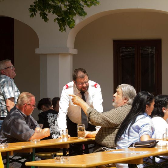 Bild enthält, Indoors, Restaurant, Cafeteria, Food Court, Plywood, Wood, Adult, Male, Man, Person