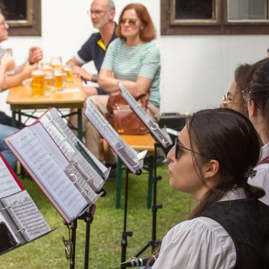 Bild enthält, Adult, Female, Person, Woman, Male, Man, Face, Beer, Handbag, Musical Instrument