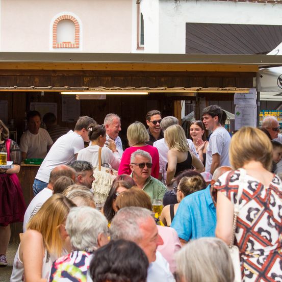 Bild enthält, Restaurant, Adult, Male, Man, Person, Female, Woman, Glasses, Face, Child