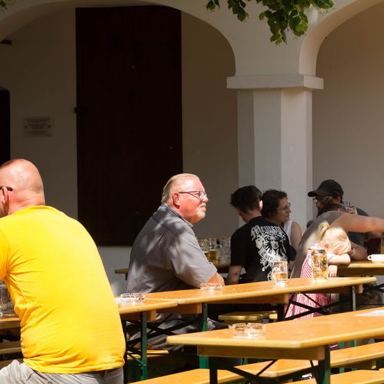 Bild enthält, Indoors, Restaurant, Cafeteria, Plywood, Wood, Adult, Male, Man, Person, Food Court