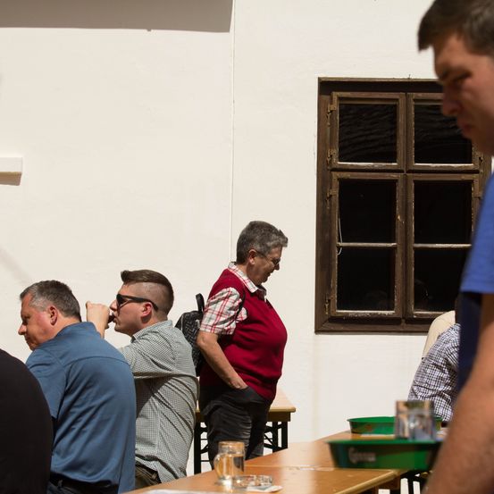 Bild enthält, Plywood, Wood, Indoors, Restaurant, Cafeteria, Adult, Male, Man, Person, Food Court