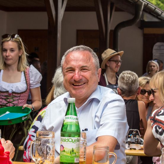 Bild enthält, Adult, Female, Person, Woman, Beer, Pub, Face, Restaurant, Bottle, Glass