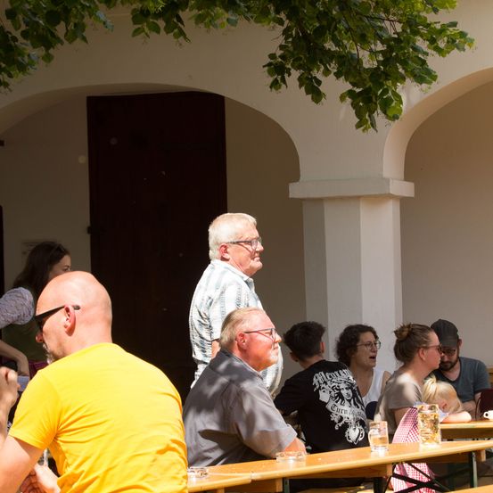 Bild enthält, Indoors, Restaurant, Cafeteria, Plywood, Wood, Food Court, Adult, Male, Man, Person