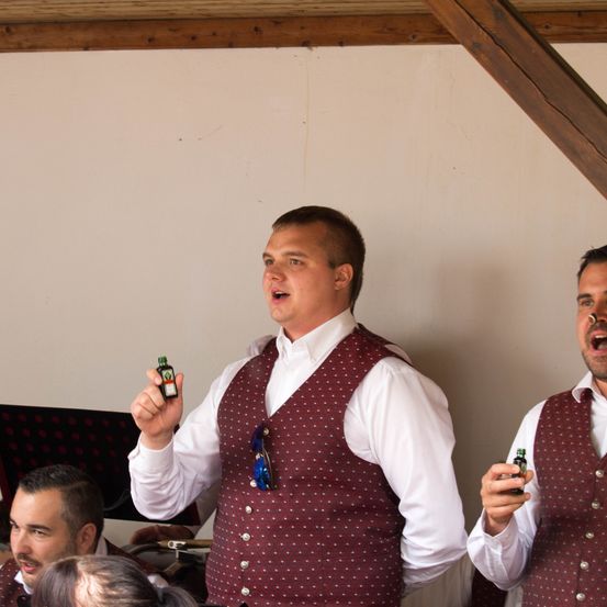 Bild enthält, Shirt, Finger, Person, Adult, Male, Man, Face, Head, Formal Wear, Tie