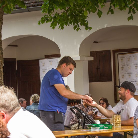 Bild enthält, Restaurant, Wood, Plywood, Cafeteria, Adult, Female, Person, Woman, Food Court, Man