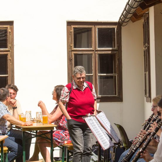Bild enthält, Indoors, Restaurant, Plywood, Wood, Cafeteria, Adult, Male, Man, Person, Oboe