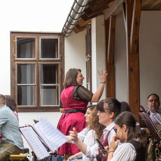 Bild enthält, Person, Musical Instrument, Oboe, Adult, Male, Man, Face, Indoors, Mobile Phone, Tuba