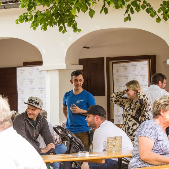 Bild enthält, Restaurant, Wood, Adult, Female, Person, Woman, Plywood, Cafeteria, Male, Man