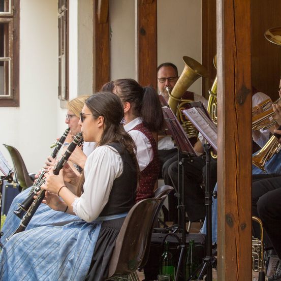 Bild enthält, Person, Group Performance, Adult, Male, Man, Musical Instrument, Music Band, Oboe, Horn, Glasses