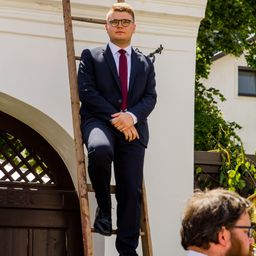 Bild enthält, Formal Wear, Suit, Blazer, Coat, Jacket, Pants, Adult, Male, Man, Person