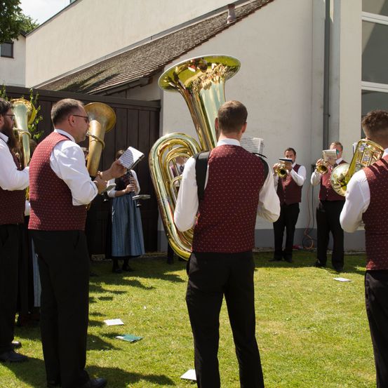 Bild enthält, Group Performance, Music Band, Musical Instrument, Person, Horn, Tuba, Adult, Male, Man, People