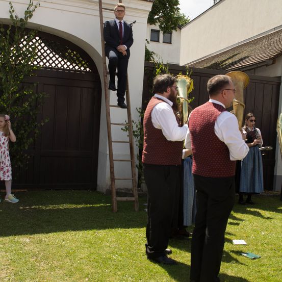 Bild enthält, Grass, Adult, Male, Man, Person, Vest, Lawn, People, Shoe, Suit