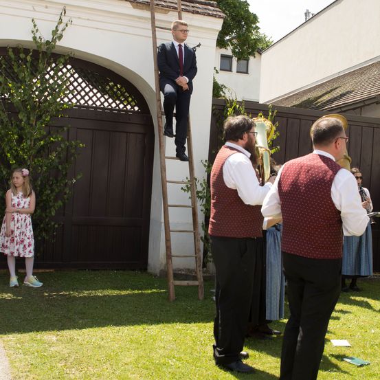 Bild enthält, Grass, Formal Wear, Suit, Adult, Male, Man, Person, Lawn, Child, Female