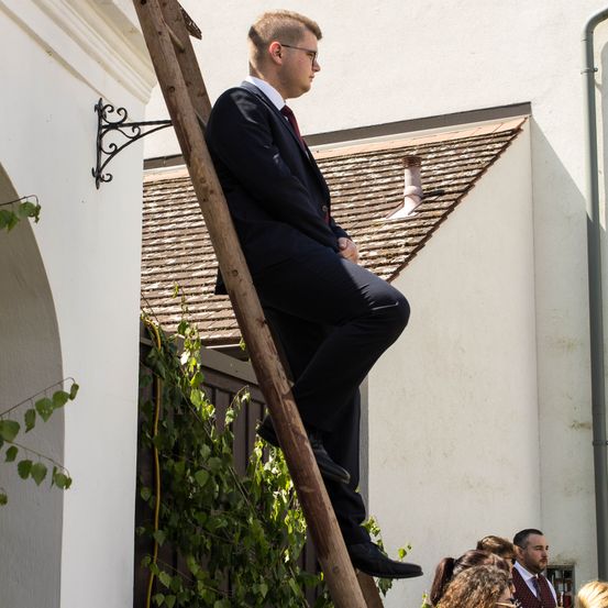 Bild enthält, Handrail, Person, Adult, Male, Man, Female, Woman, Coat, Suit, Garden