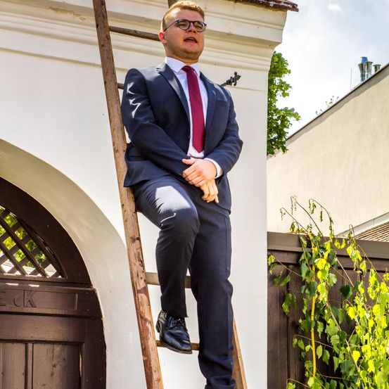 Bild enthält, Coat, Jacket, Pants, Blazer, Formal Wear, Suit, Adult, Male, Man, Person