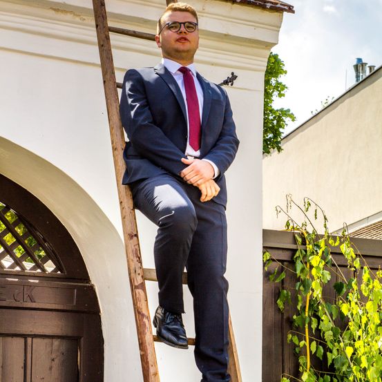 Bild enthält, Coat, Jacket, Pants, Blazer, Formal Wear, Suit, Adult, Male, Man, Person