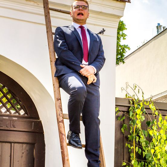 Bild enthält, Pants, Coat, Jacket, Blazer, Adult, Male, Man, Person, Formal Wear, Suit