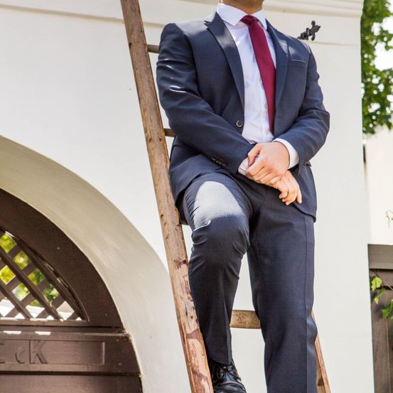 Bild enthält, Blazer, Coat, Jacket, Formal Wear, Suit, Pants, Handrail, Adult, Man, Person