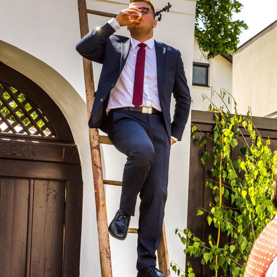 Bild enthält, Blazer, Coat, Jacket, Handrail, Formal Wear, Suit, Pants, Adult, Man, Person