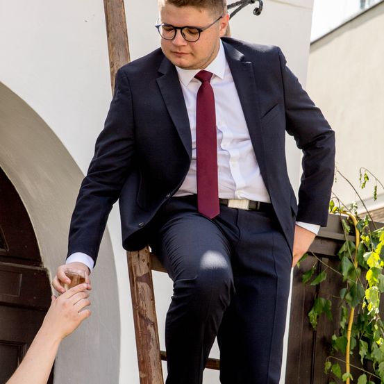 Bild enthält, Blazer, Coat, Jacket, Formal Wear, Suit, Tie, Pants, Adult, Man, Person