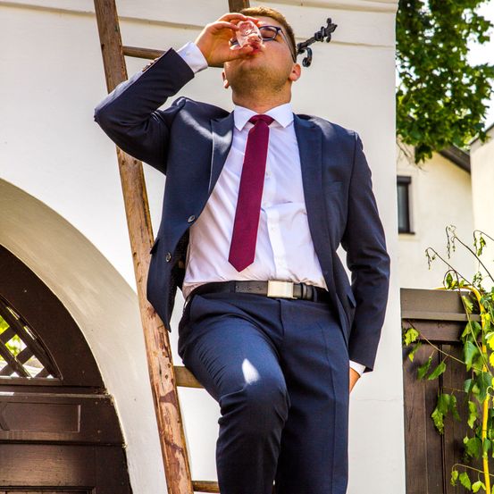 Bild enthält, Blazer, Coat, Jacket, Formal Wear, Suit, Tie, Pants, Adult, Man, Person