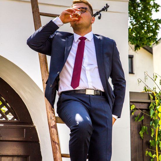 Bild enthält, Blazer, Coat, Jacket, Formal Wear, Suit, Tie, Pants, Adult, Man, Person