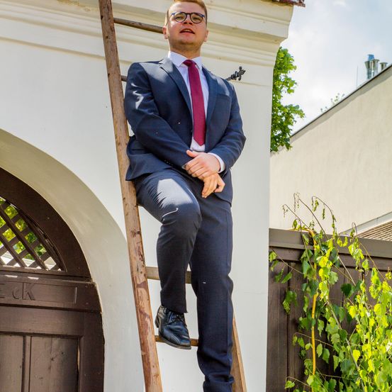 Bild enthält, Pants, Coat, Jacket, Blazer, Adult, Male, Man, Person, Formal Wear, Shoe