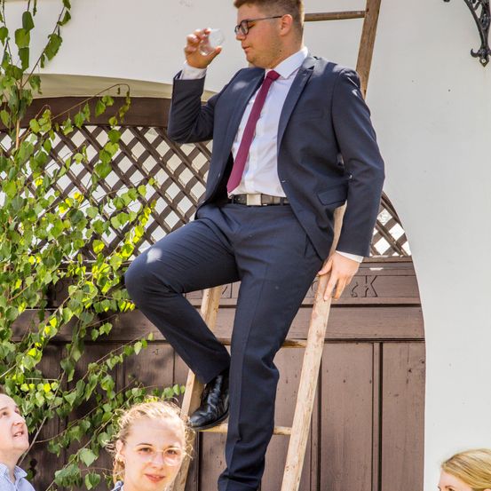 Bild enthält, Formal Wear, Suit, Blazer, Coat, Jacket, Pants, Tie, Shirt, Person, Man