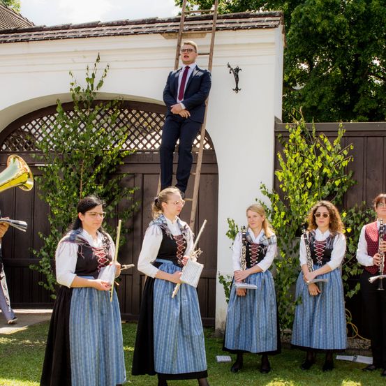 Bild enthält, Group Performance, Music Band, Person, Female, Girl, Teen, Adult, Male, Man, People